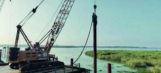 Heavy construction crane